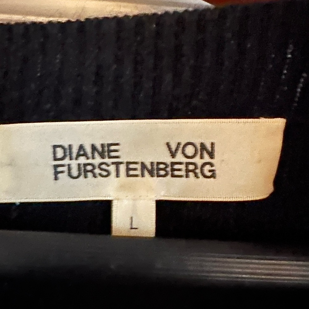 Diane Von Furstenberg wool/cashmere V-neck sweater in black and grey